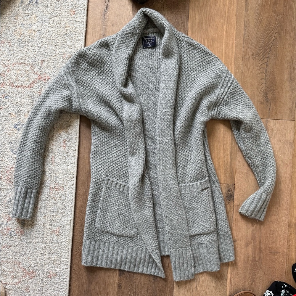 Thick and cozy. Lightly worn knit grey Abercrombie and Fitch cardigan size M